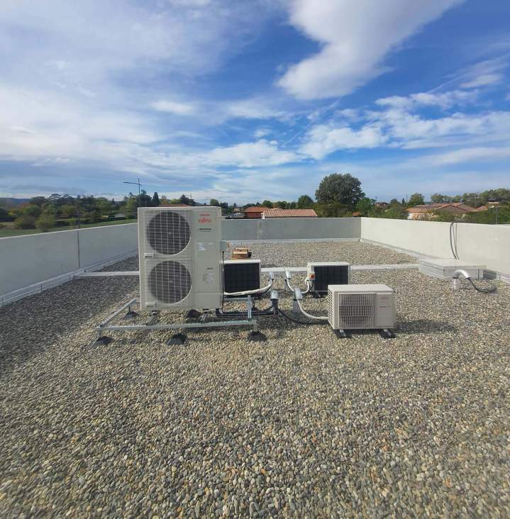Système de climatisation et de pompe à chaleur de marque Fujitsu installé sur le toit d'un bâtiment